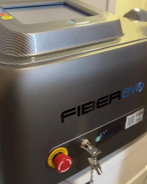 Aparelho Galaxy Fiber Evo, cinza com a tela acesa, na sala da clínica