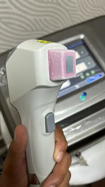 Ponteira do Galaxy Fiber Evo com a luz rosa sobre uma perna de pele negra