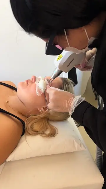 Aluna da mentoria aplicando o Ômer em uma modelo, com Hayane ao lado